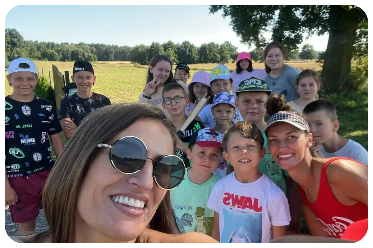 Lektorka z uczniami na English Camp — szkoła językowa Pniewy